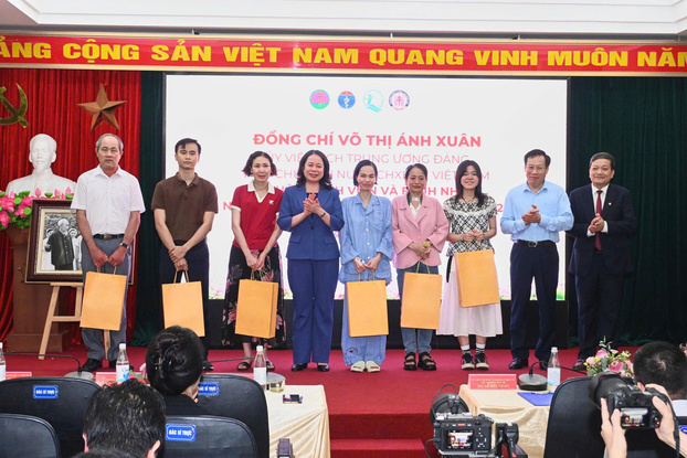 Phó Chủ tịch nước tặng quà chúc mừng cho các bệnh nhân ghép phổi thành công.