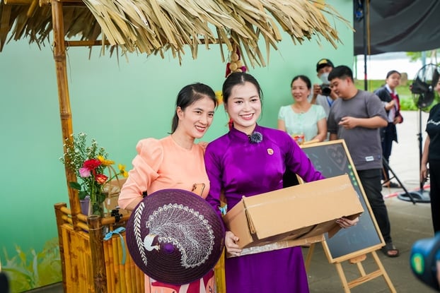 Không chỉ góp phần thúc đẩy doanh số, các nghệ sĩ còn được trao danh hiệu “Đại sứ sản vật địa phương” một cách tôn vinh và ghi nhận họ như những người lan tỏa giá trị thật sự. Họ là những người giúp kết nối sản phẩm quê hương với người tiêu dùng thành thị, giúp người trẻ nhìn thấy cơ hội làm giàu trên chính mảnh đất mình sinh ra.