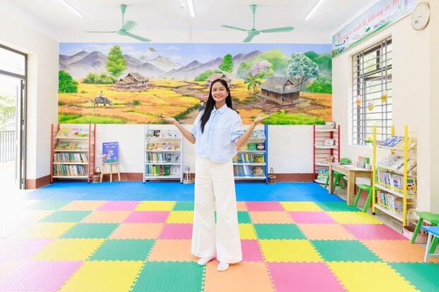 Trong một chuyến công tác lên Bắc Kạn trong tháng 5, nàng hậu chọn mặc trang phục đơn giản, rộng rãi khéo léo che bụng bầu.