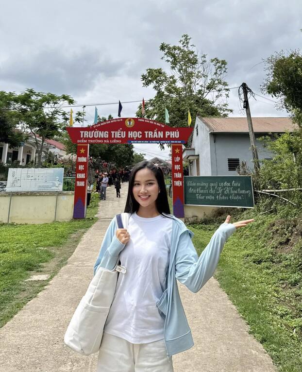 Trong giai đoạn đầu bầu bí, H'Hen Niê yêu thích trang phục thoải mái, năng động với áo thun, quần jean.