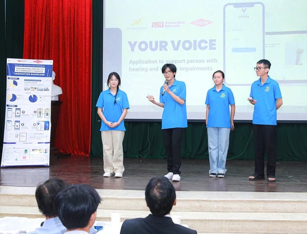 Nhóm sinh viên Trường ĐH Lạc Hồng sáng tạo app để kết nối người khiếm thính. Ảnh: NVCC