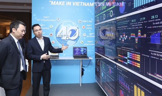 Chia sẻ về hạ tầng thông tin tại một triển lãm của ngành thông tin truyền thông. Ảnh: TTXVN.