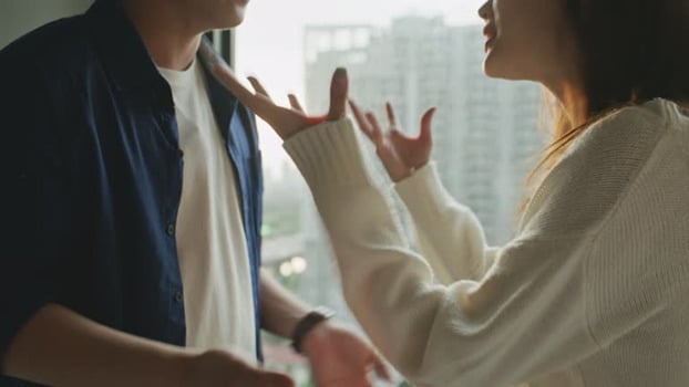 Truyền thông vẫn sẽ hưởng lợi từ những mẩu chuyện chia tay đầy nước mắt ấy, còn các nữ chính cũng không bỏ lỡ cơ hội “vàng” này để đánh bóng tên tuổi (Ảnh minh họa)