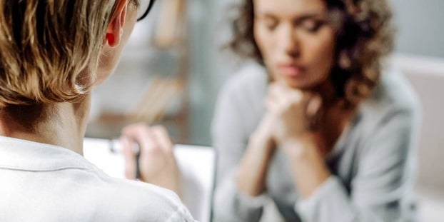 Huấn luyện viên ly hôn đang trò chuyện riêng với thân chủ trong buổi tư vấn cá nhân. Ảnh: Hello Divorce
