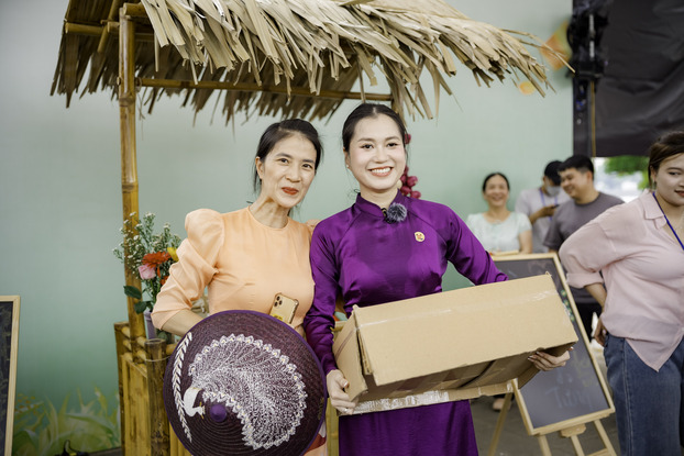 Nữ diễn viên nhận được sự hỗ trợ nhiệt tình từ người dân địa phương.