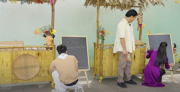 Còn chàng Chải thật thà dùng chính biệt danh “Nhím chúm chím” dễ thương của mình để đặt tên cho gian hàng của mình.