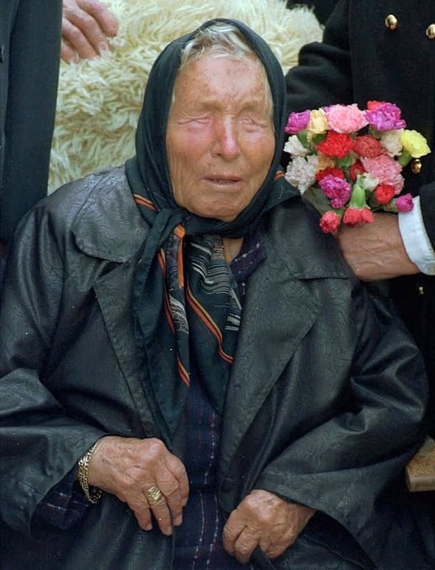 Baba Vanga, qua đời năm 1996, là một nhà huyền bí và tiên tri người Bulgaria, trở thành biểu tượng trong giới thuyết âm mưu sau khi nhiều lời dự đoán của bà được cho là đã trở thành sự thật, bao gồm vụ khủng bố 11/9 và đại dịch COVID.
