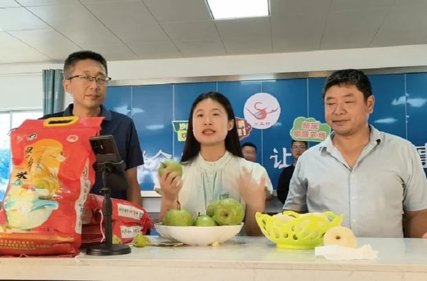 Livestream được xem là một trong những phương thức hiệu quả nhất để đưa nông sản tiếp cận nhanh người tiêu dùng. (Ảnh: Chinadaily)