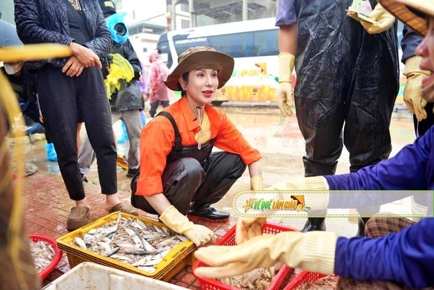 Diệp Lâm Anh đã thực hiện chiến thuật kinh doanh trao đổi hàng hóa với người bán ở chợ lấy cá để đổi lại mực và tôm tít.
