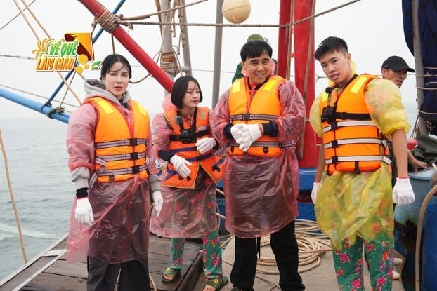 MC Quyền Linh, Thu Hà Ceri và Long Vũ là những nghệ sĩ đồng hành xuyên suốt của chương trình truyền hình thực tế “Về quê làm giàu”