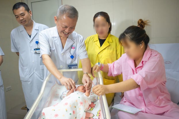 GS.TS Lê Ngọc Thành - Hiệu trưởng Trường Đại học Y Dược, ĐHQGHN, Nguyên Giám đốc Bệnh viện E đã đến thăm sản phụ Huyền và em bé.