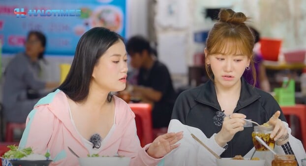 Không chỉ sa tế, Hari Won còn cho nhiều ớt xắt cay nồng.