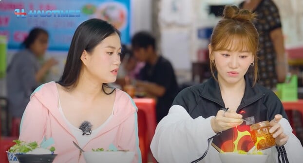 Hari Won bỏ sa tế ớt vào tô bún bò khiến Lâm Vỹ Dạ hoang mang.