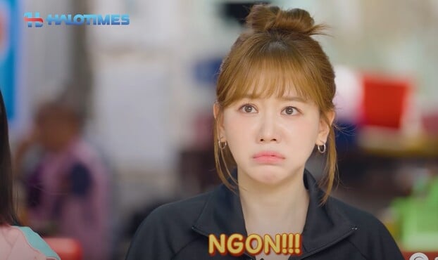  Biểu cảm của nữ ca sĩ trước vị ngon của món bún bò Huế nhiều ớt.