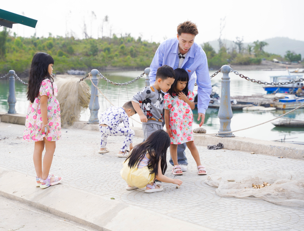 S.T Sơn Thạch một mình chăm 5 em nhỏ trong chương trình