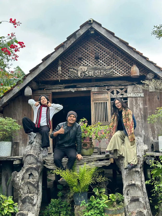 Y Sôl (chính giữa) và du khách tại Homestay của gia đình 