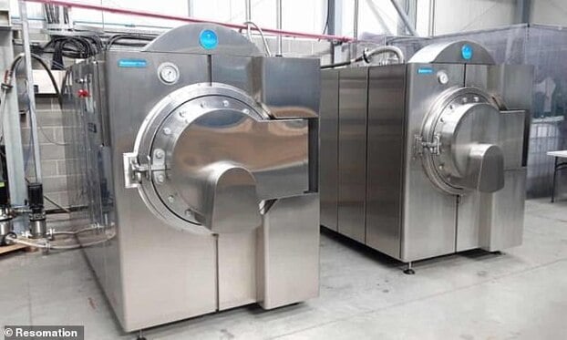 Phương pháp này, còn gọi là hỏa táng bằng nước hoặc thủy phân kiềm, sử dụng nước và hóa chất kiềm ở nhiệt độ cao để phân hủy nhanh thi thể trong một buồng thép lớn.