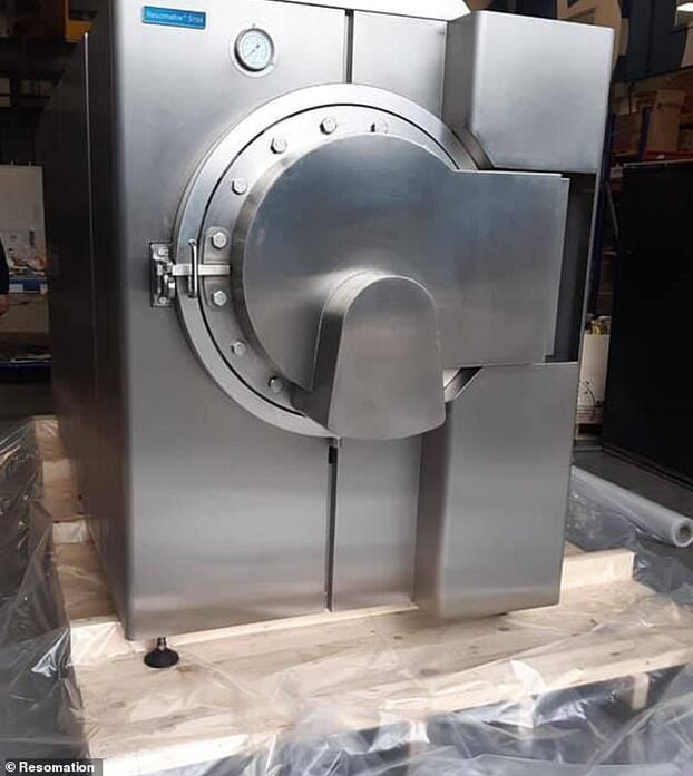 Thi thể sau khi được phân hủy sẽ được rửa bằng dung dịch ở 120°C, sau đó sấy khô và nghiền thành bột mịn trước khi trao lại cho gia đình để lưu giữ hoặc rải tro.