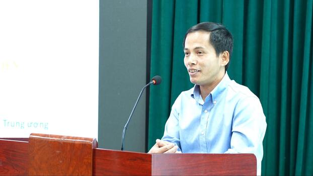 Ông Trần Văn Việt - Chuyên viên Vụ Kinh tế tổng hợp, Ban Chính sách, chiến lược Trung Ương có bài tham luận trước Hội thảo