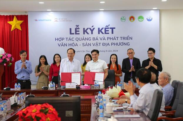 Đại diện Sở Công thương TP. Cần Thơ và Tập đoàn Truyền thông Halotimes ký kết hợp tác.