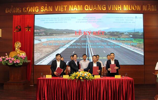Tổng Giám đốc THADICO Nguyễn Hoàng Tuệ (thứ 2, bên trái) ký kết hợp đồng BOT dự án đường cao tốc Dầu Giây - Tân Phú
