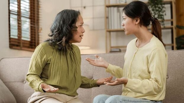 Sống chung với gia đình chồng là thử thách với nhiều cô dâu trẻ (Ảnh: minh họa)