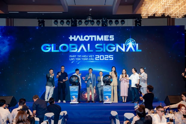 Nghi thức kích hoạt “Global Signal”, khi các lãnh đạo và khách mời danh dự cùng đặt tay lên quả cầu pha lê phát sáng, đánh dấu thời khắc Halotimes chính thức phát đi thông điệp chiến lược đến toàn cầu.