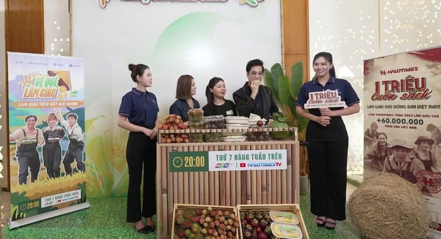 Ngọc Sơn thưởng thức sầu riêng tại phiên livestream.