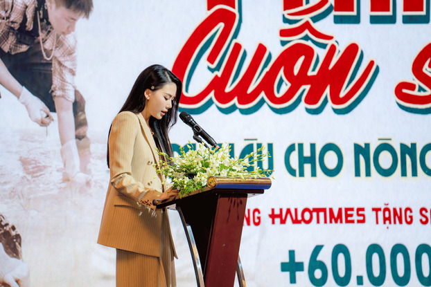 Với vai trò là Giám đốc dự án Cộng đồng của Halotimes, Hoa hậu Bùi Quỳnh Hoa chia sẻ về ý nghĩa cùng mục tiêu của chiến dịch “Một triệu cuốn sách làm giàu cho nông dân Việt Nam”. Chiến dịch đặt mục tiêu trao tặng một triệu cuốn sách tại 63 tỉnh, thành trên cả nước, bắt đầu từ xã Hải Thanh (Thanh Hóa).