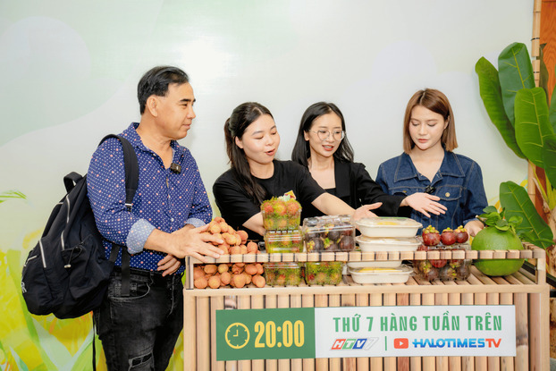 Nghệ sĩ Quyền Linh thuộc dàn cast xuyên suốt của “Về Quê Làm Giàu” cũng xuất hiện tại sự kiện. Nối tiếp thành công mùa đầu tiên, chương trình hứa hẹn sẽ triển khai mùa 2 trong tương lai, mở rộng thêm nhiều câu chuyện khởi nghiệp giàu cảm hứng trên khắp Việt Nam.