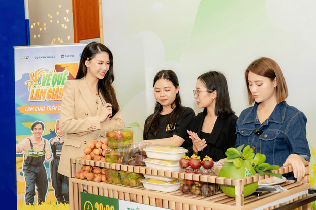 Trải nghiệm tại gian hàng, Hoa hậu Bùi Quỳnh Hoa chia sẻ bản thân cảm thấy chương trình thực sự có ý nghĩa khi lan tỏa được những sản vật từ nhiều địa phương tới mọi người.