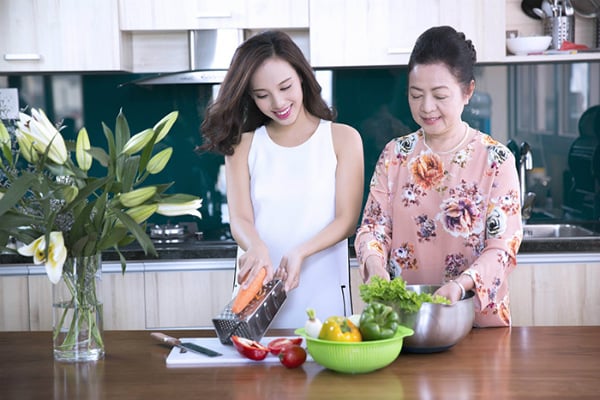 Sống chung với nhà chồng cũng có nhiều lợi ích (Ảnh minh họa)