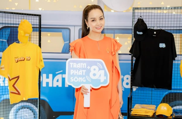 Diễn viên, nhà sản xuất Mai Thu Huyền gây chú ý khi mặc trang phục tông màu nổi bật, khoe nhan sắc trẻ trung đầy cuốn hút.
