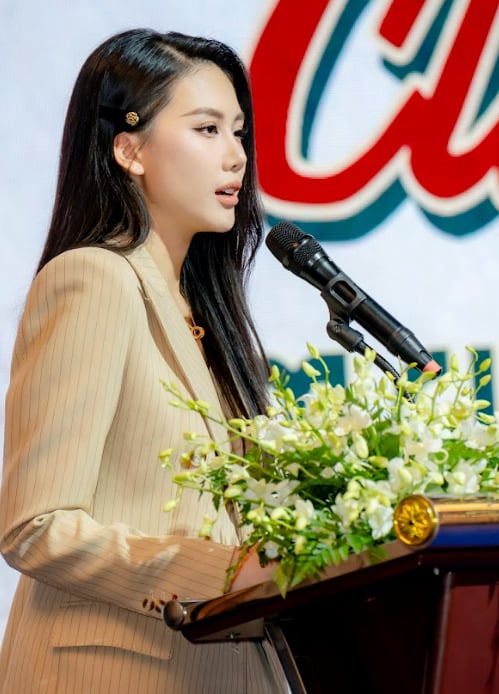 Hoa hậu Bùi Quỳnh Hoa xuất hiện với visual xinh đẹp cùng bộ vest chỉn chu. Cô chính là giám đốc sự án cộng đồng của Tập đoàn Truyền thông Halotimes 