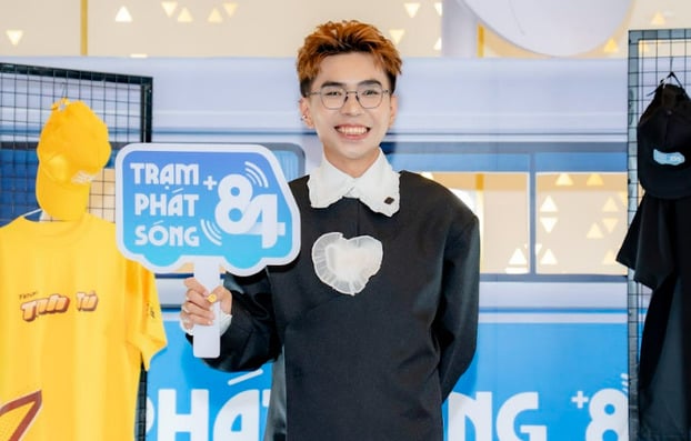Diễn viên Minh Dự lộ diện tươi rói, liên tục nở nụ cười khi check-in tại thảm đỏ sự kiện.