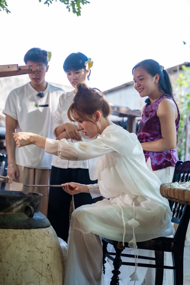 Hari Won tập trung với công đoạn ươm tơ đầy tỉ mỉ.