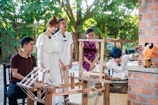 Các nghệ sĩ hứng thú với công đoạn ươm tơ tại làng lụa Mã Châu.
