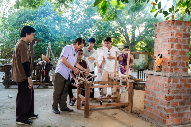 Nghệ nhân Trần Phương( áo tím) và các nghệ sỹ của chương trình Về quê làm giàu