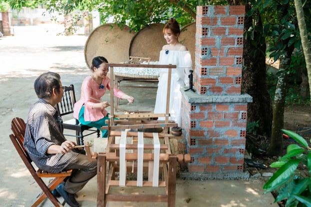 Nữ ca sĩ tâm đắc với trải nghiệm tại làng lụa Mã Châu (tỉnh Quảng Nam)).