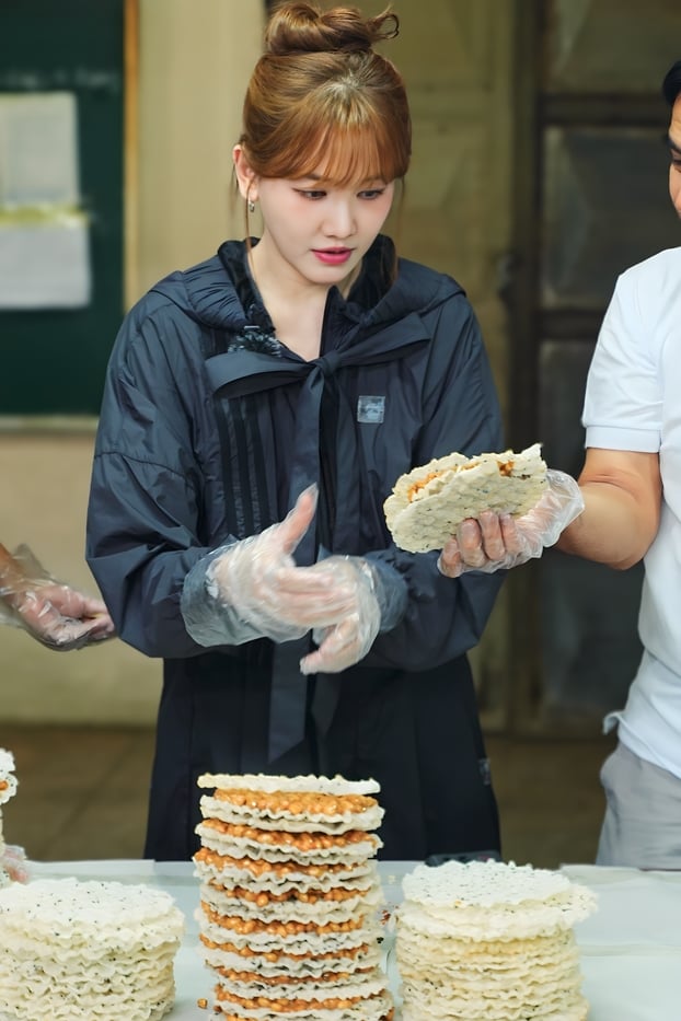 Hari Won trong trải nghiệm làm kẹo cu đơ tại Hà Tĩnh.