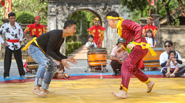 Diễn viên Duy Hưng đấu vật chuyên nghiệp dù đang bị thương ở chân.
