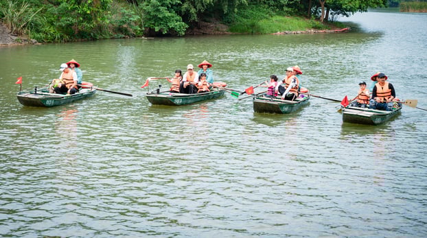 Các cặp bố con khám phá Di sản được UNESCO công nhận tại Ninh Bình.