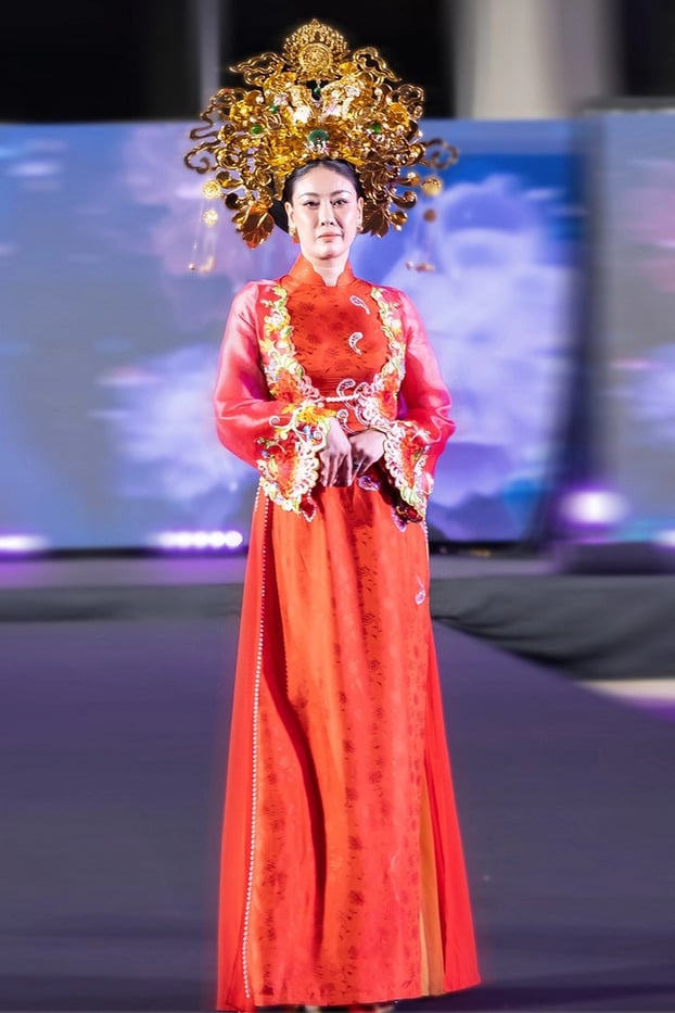 Hoa hậu Hà Kiều Anh trình diễn thiết kế áo dài từ lụa của NTK Ngô Nhật Huy.