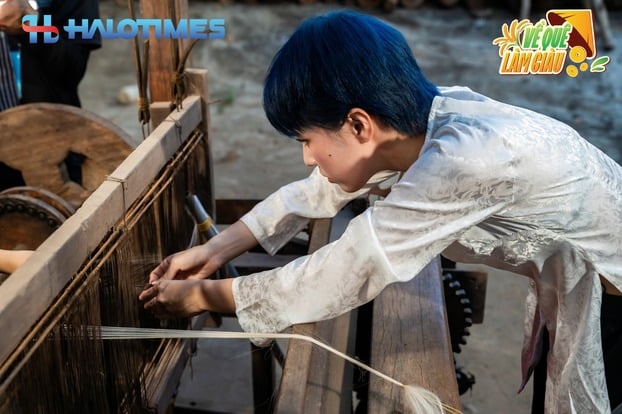 Những khoảnh khắc nữ rapper sinh năm 2003 cặm cụi thực hiện các công đoạn dệt lụa Mã Châu khác hẳn nét tinh nghịch thường thấy. Sự tập trung của Pháo cũng giúp cô nàng chiến thắng trong thử thách sa ươm tơ dù chỉ mới làm lần đầu.