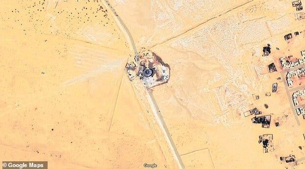 Địa điểm này nằm gần thị trấn nhỏ Bordj Omar Driss, Algeria, và được phát hiện trên Google Maps.