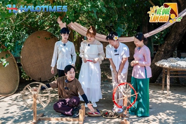 Các nghệ sĩ khám phá các công đoạn làm lụa tại làng lụa Mã Châu.