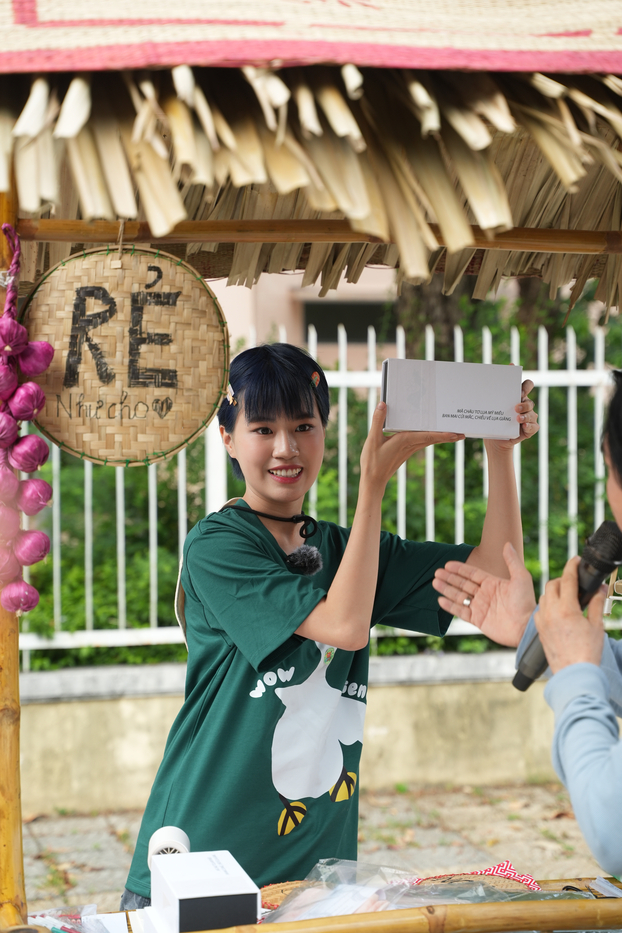 Nữ rapper xông xáo với hoạt động tại Phiên chợ quê của 