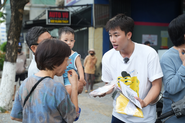 Long Vũ được nhiều khách hàng ủng hộ nhờ lối nói chuyện duyên dáng.