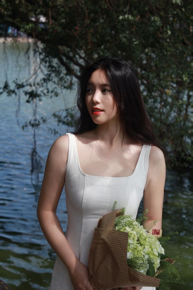 Nhan sắc đời thường của Châu Anh được đánh giá cao, nét nào ra nét đó, toát lên vẻ dịu dàng, nhã nhặn và thanh lịch cùng phong cách thời trang trẻ trung, nữ tính.