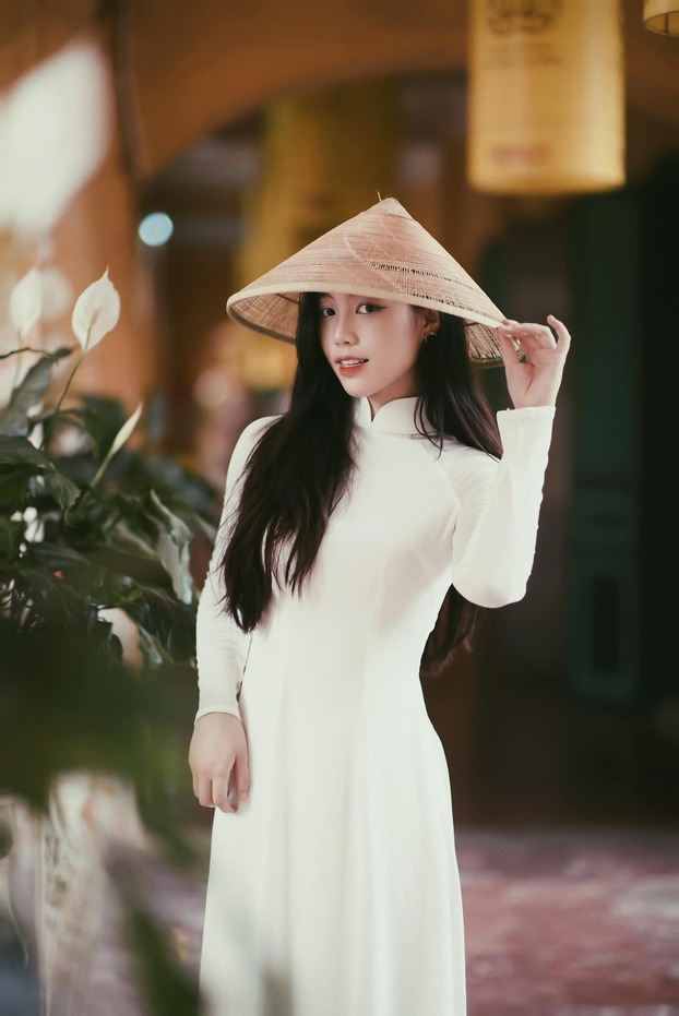 Gia đình của Châu Anh có ông nội từng đi lính, bố là sĩ quan cấp cao trong quân đội. Chính vì vậy người đẹp phát huy truyền thống của gia đình, đồng thời phát triển khả năng âm nhạc với việc học tập tại trường Đại học Văn hóa Nghệ thuật Quân đội.